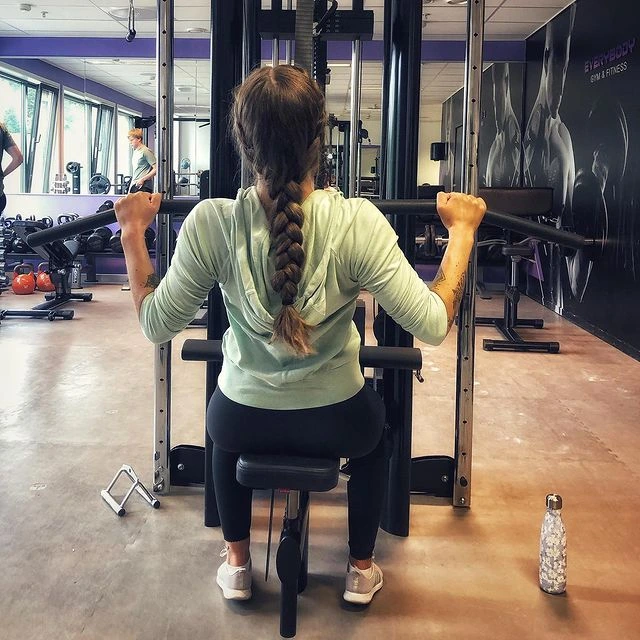 Lat pulldown training at Everybody
